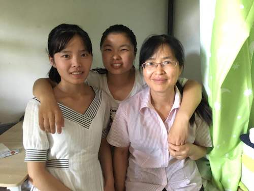 李新梅、张恬恬