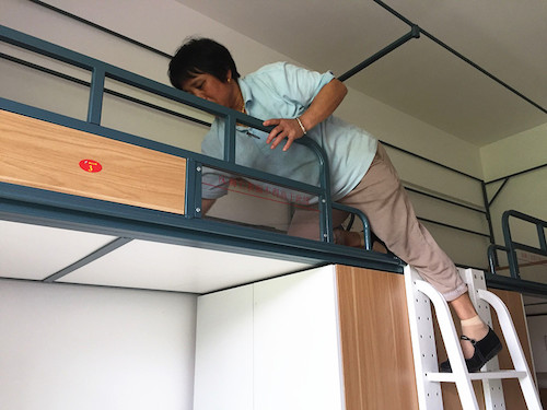 清卫员江加转仔细清洁擦洗家具