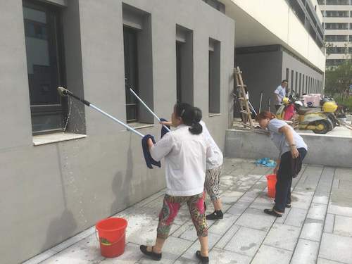 保洁员在楼宇打扫卫生2