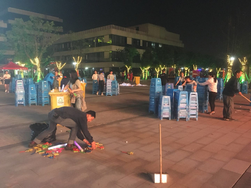 5、13日晩上9点50晚会结束后,清卫绿化部12位员工一起清理文艺晚会现场,收拾萤光捧、节目单、纯净水瓶。_编辑 5、13日晩上9点50晚会结束后,清卫绿化部12位员工一起清理文艺晚会现场,收拾萤光捧、节目单、纯净水瓶。_编辑