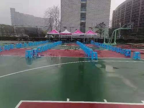 “间隔一米”凳子摆放