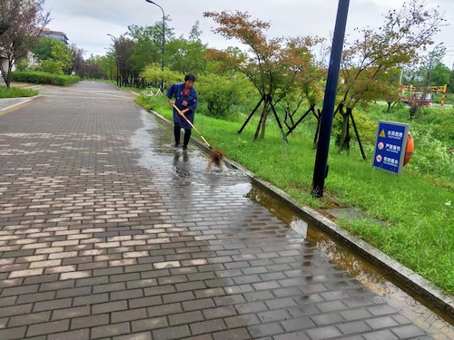 清理路面积水