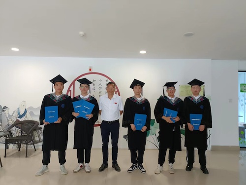 与毕业生合影 与毕业生合影