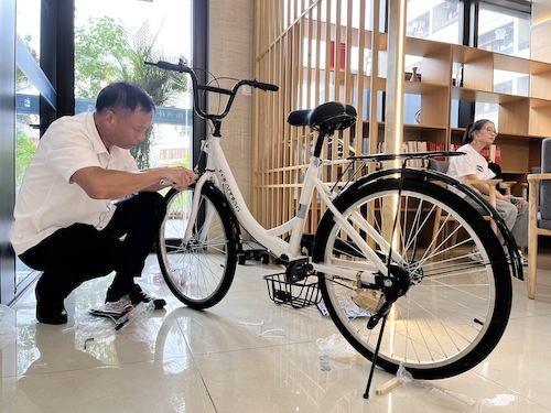 帮助学生组装自行车 帮助学生组装自行车