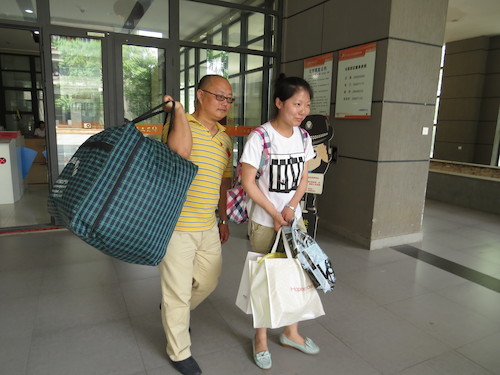 张理战帮助学生搬运行李 张理战帮助学生搬运行李