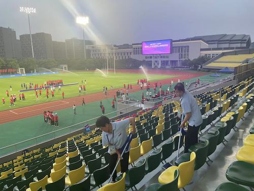 赛后打扫看台