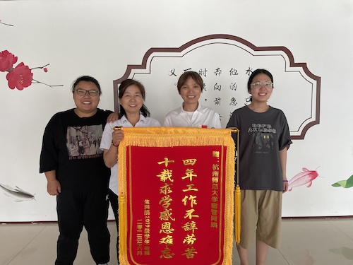 生科19级代表马逍琦,郭春晓与阿姨合影 生科19级代表马逍琦,郭春晓与阿姨合影