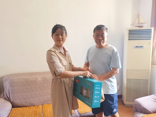 结对联络员夏日送清凉_副本