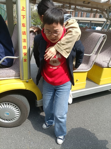 照顾受伤学生2