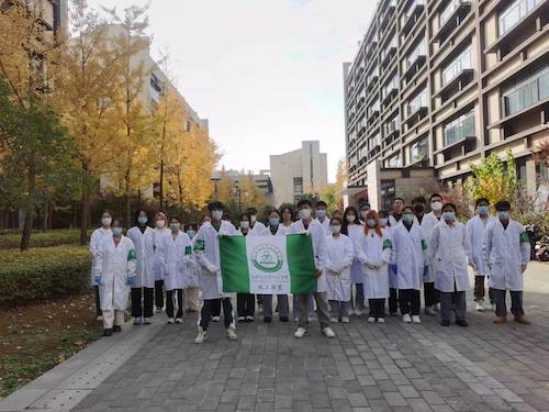 绿化与材化学院开展学生义工劳动实践课冬季乔木涂漆3