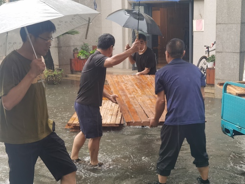 给地势低洼的图书馆铺床板搭建行走通道