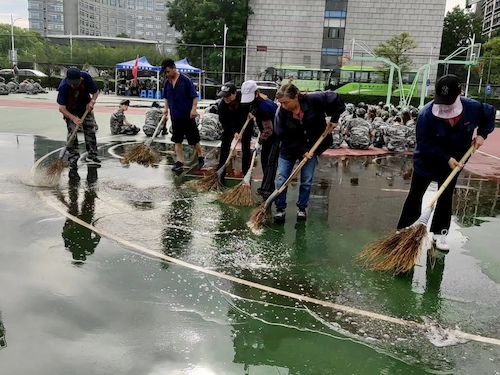 图5 及时清理军训场地积水 图5 及时清理军训场地积水