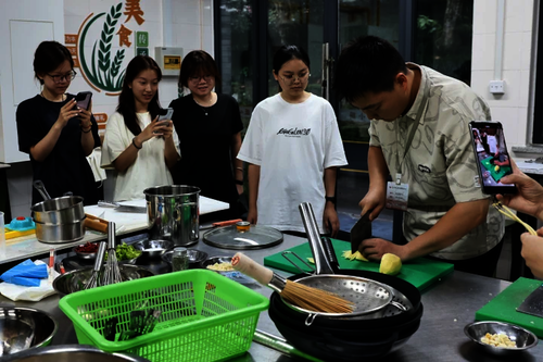 f910db149d9a45e38f21f8c35409bf92