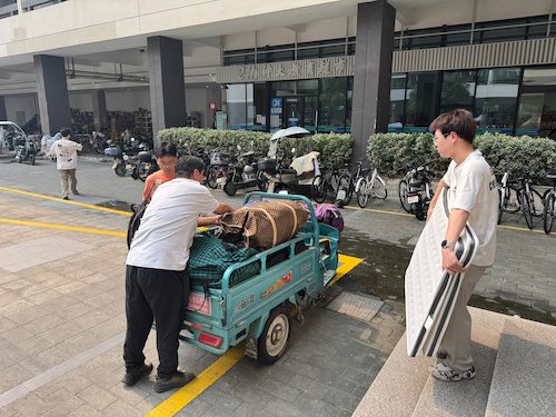 协助搬运
